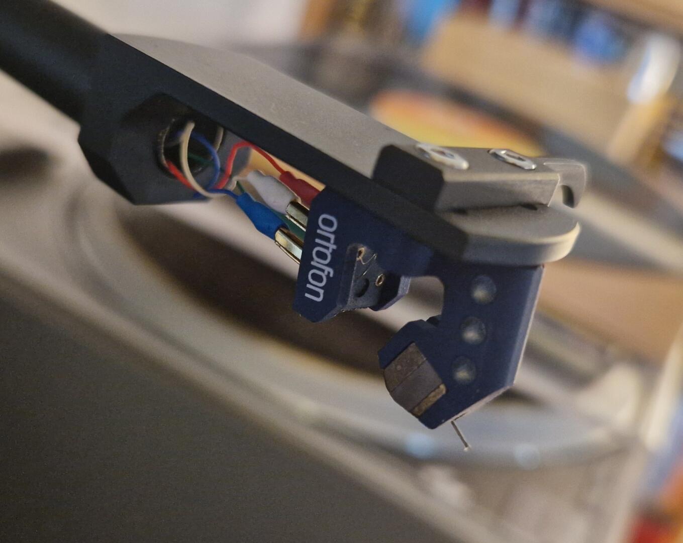 EAT F-Dur turntable with Ortofon MC90X