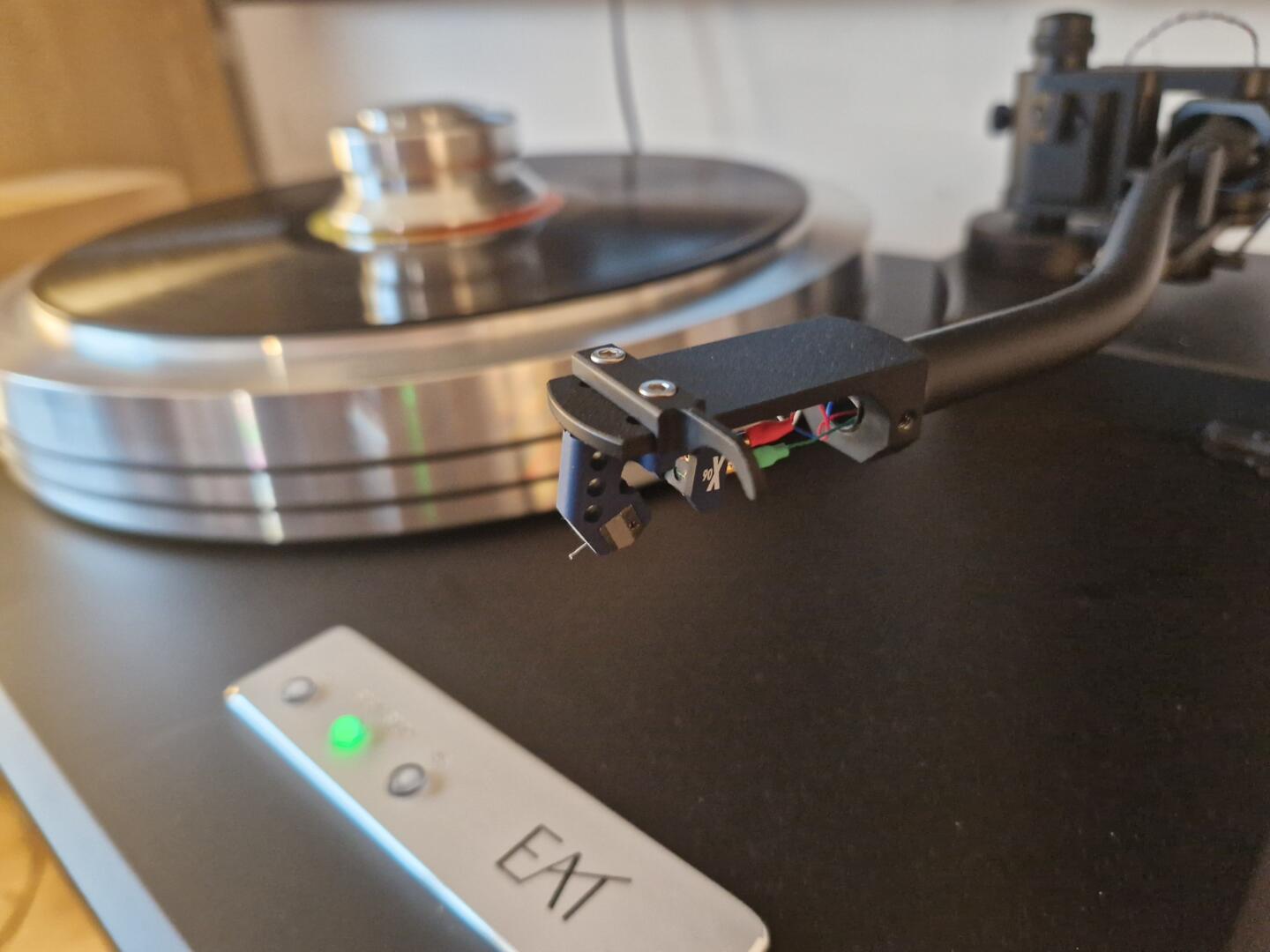 EAT F-DUR turntable with Ortofon MC90X