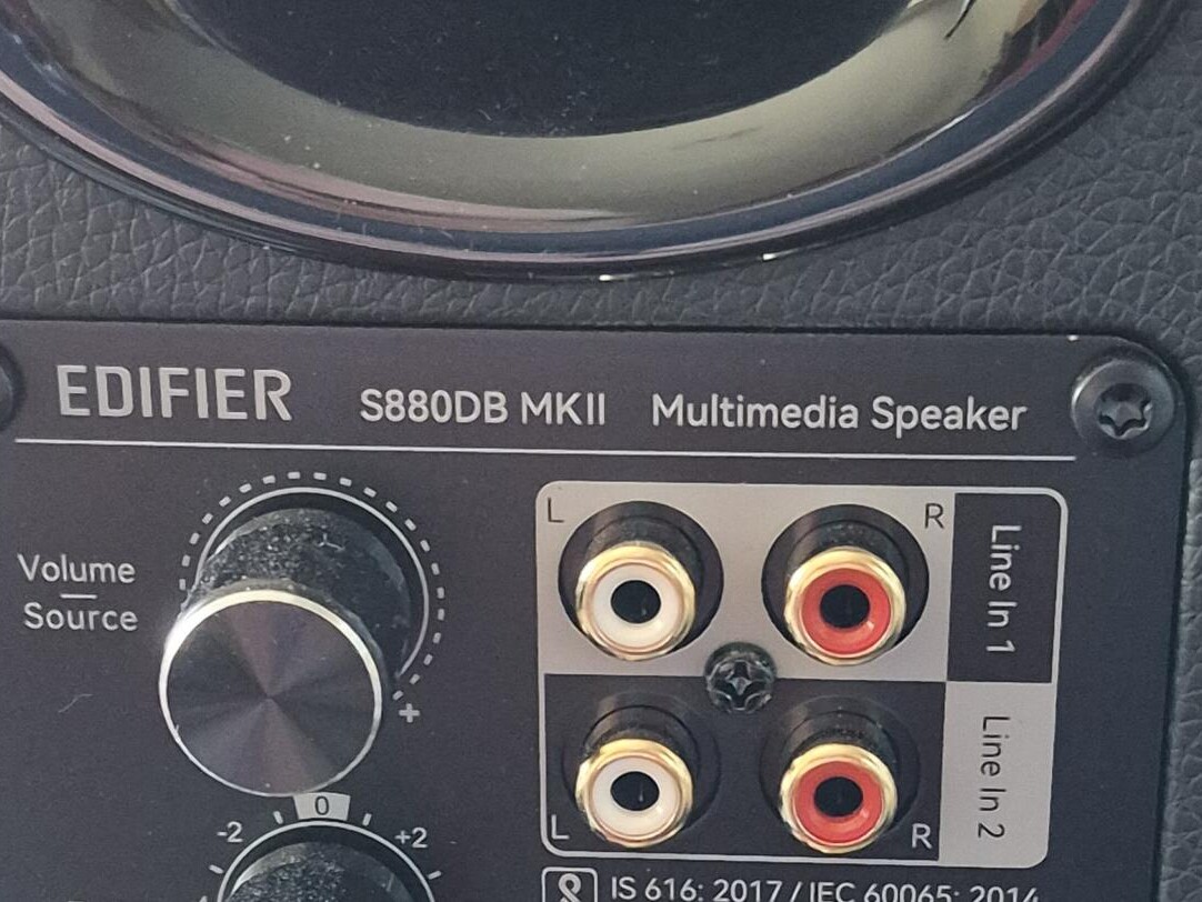 The S880DB MKII, a revamped successor to the S880DB, features complete upgrades across its acoustic architecture, electronic circuitry, user interface, and design, delivering an even more authentic Hi-Fi experience.