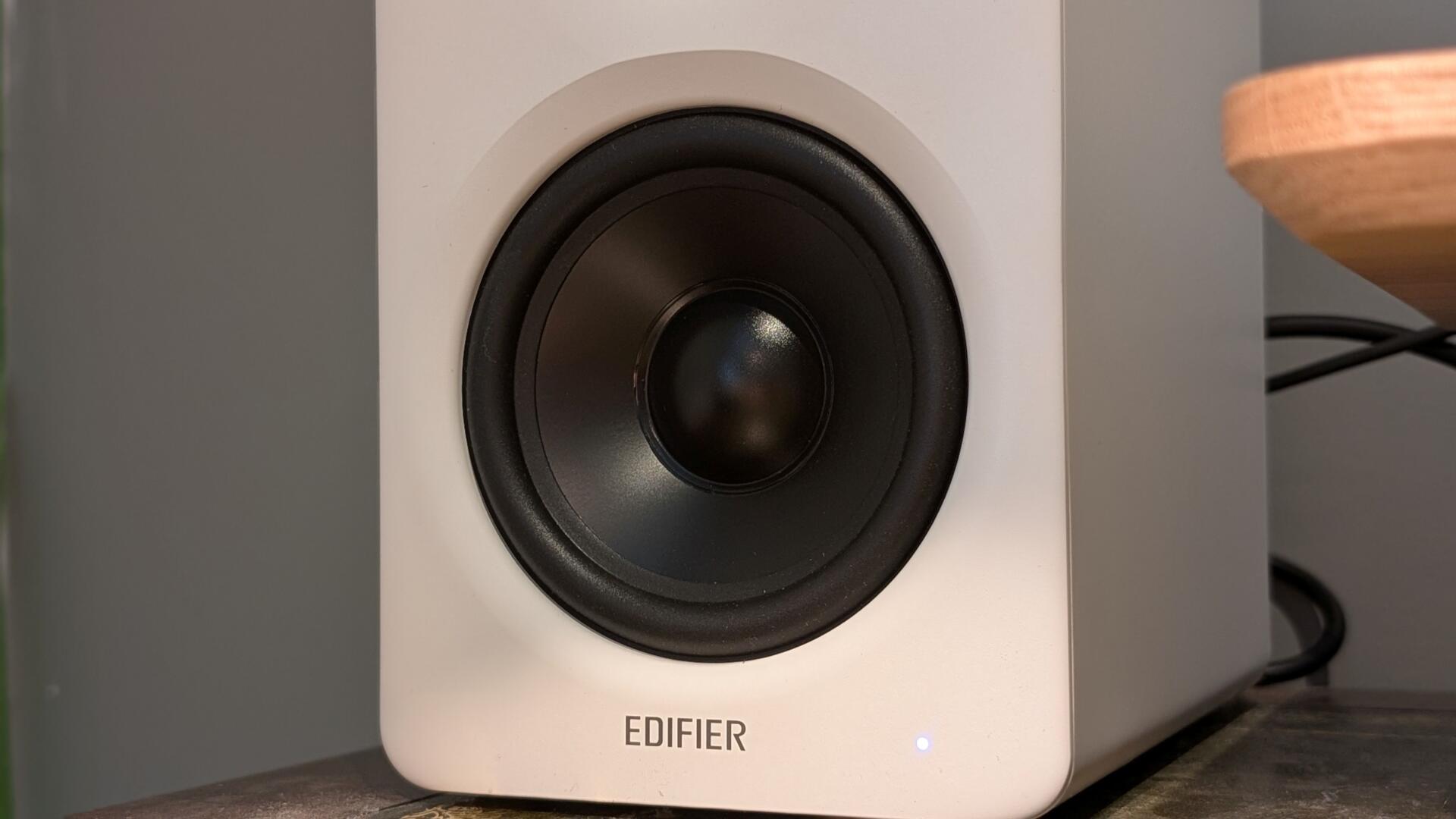 Edifier M90